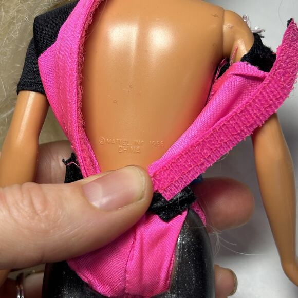 Mattel 1996 Ocean Friends Sea World Barbie Doll With Outfit Color Changing Legs - Picture 4 of 4